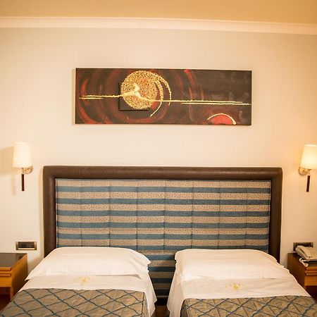 Hotel Ares Pontinia الغرفة الصورة