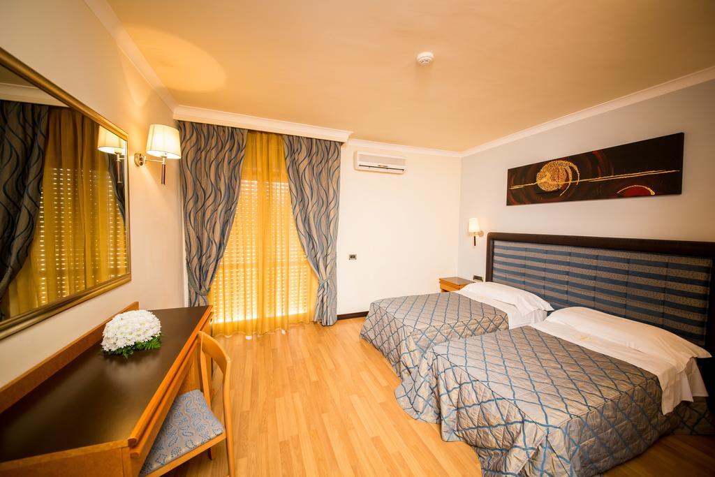 Hotel Ares Pontinia الغرفة الصورة