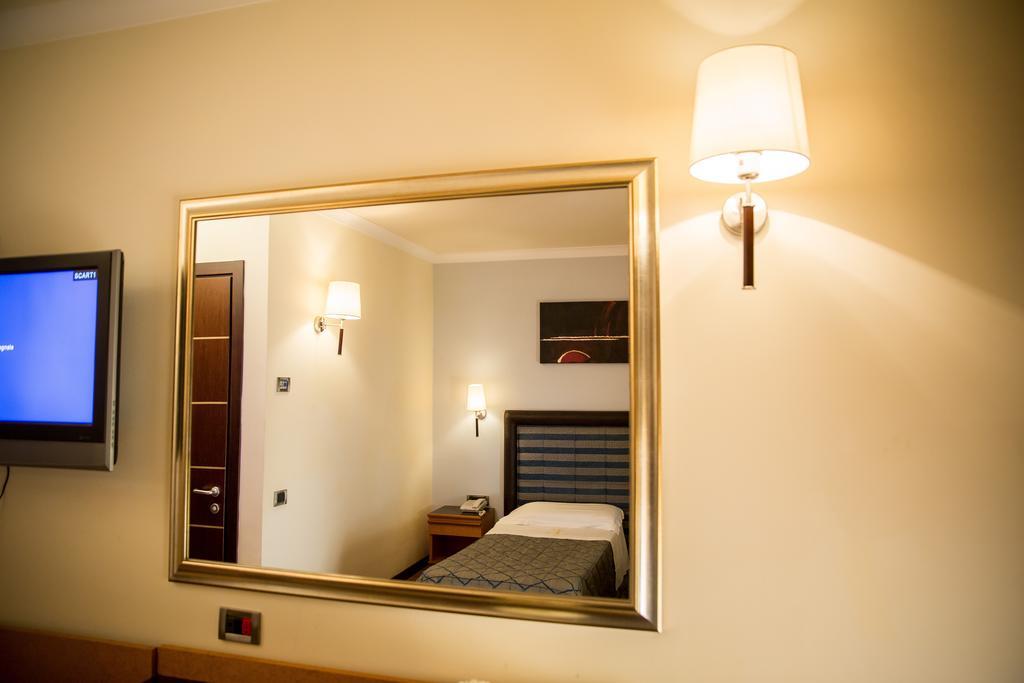 Hotel Ares Pontinia الغرفة الصورة