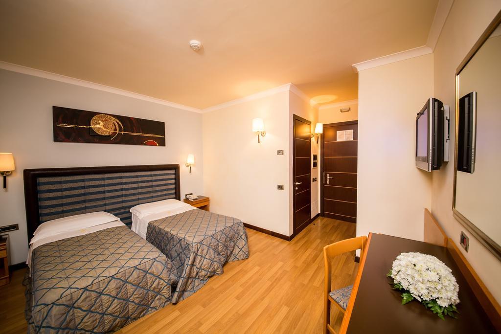 Hotel Ares Pontinia الغرفة الصورة